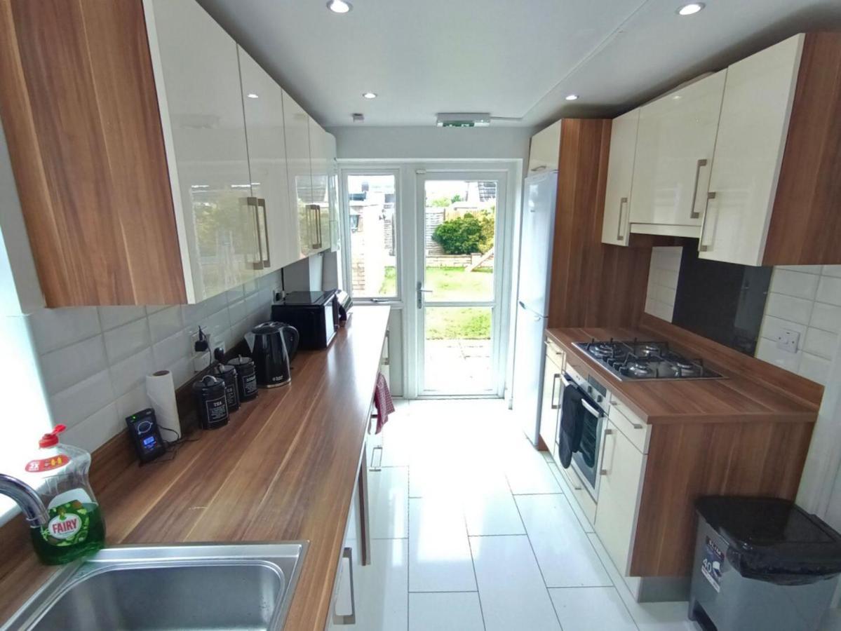 Готель Beautiful House In Ruislip Northwood  Екстер'єр фото