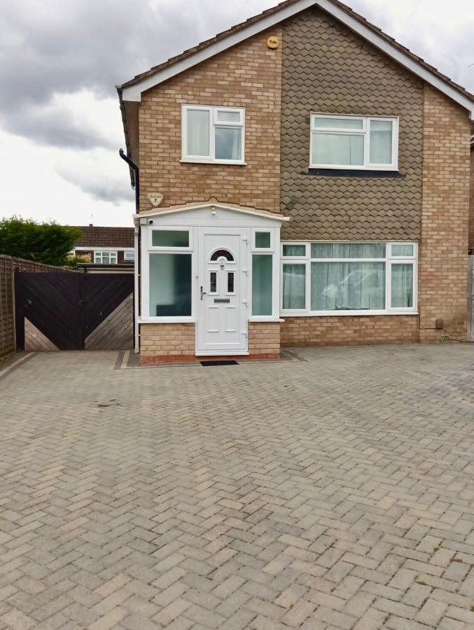 Готель Beautiful House In Ruislip Northwood  Екстер'єр фото